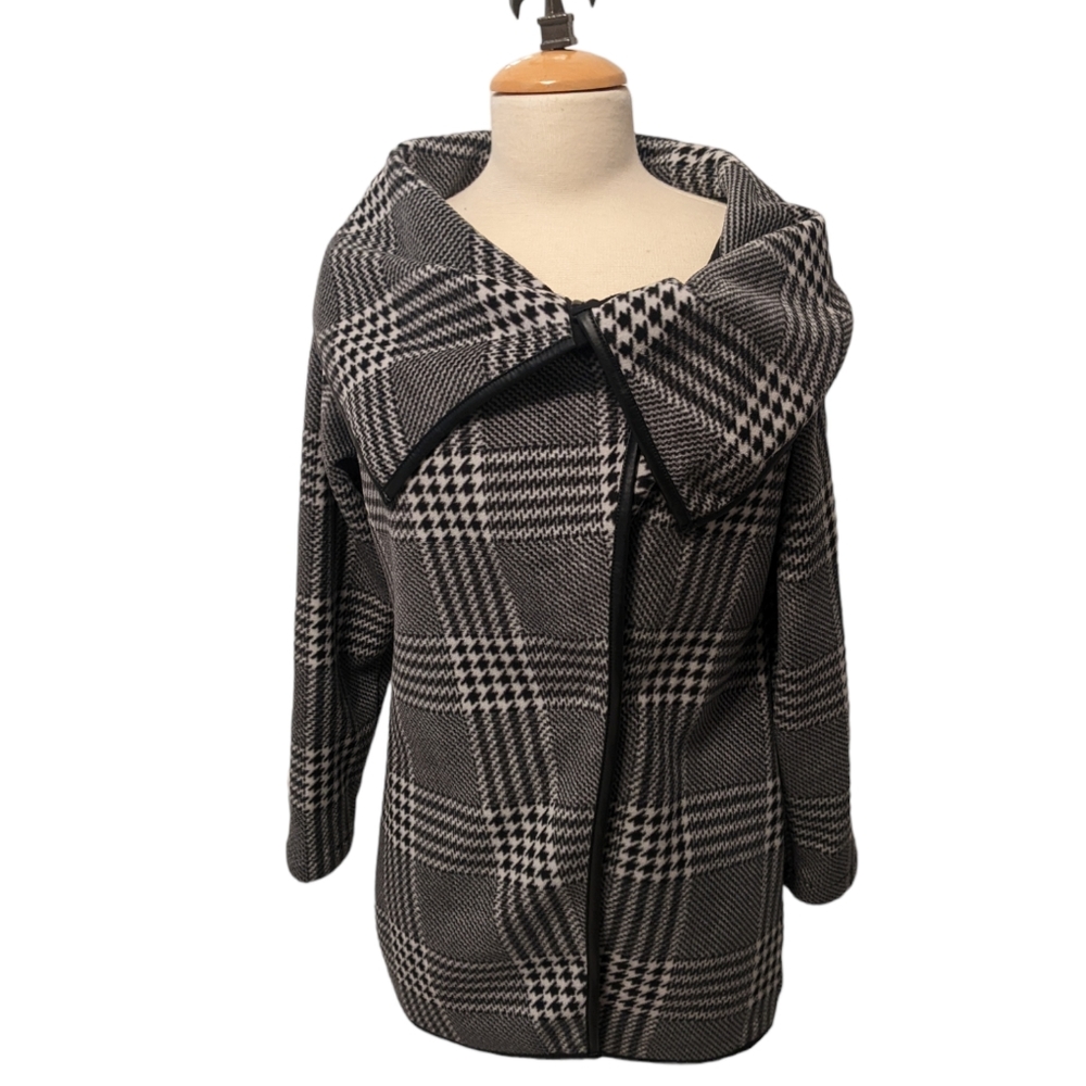 Ellen Reyes Black and Gray Fleece Shacket Size Medium Petite